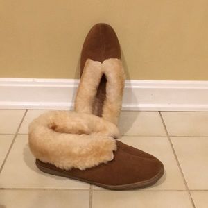 Minnetonka women’s 11 suede and fleece slippers